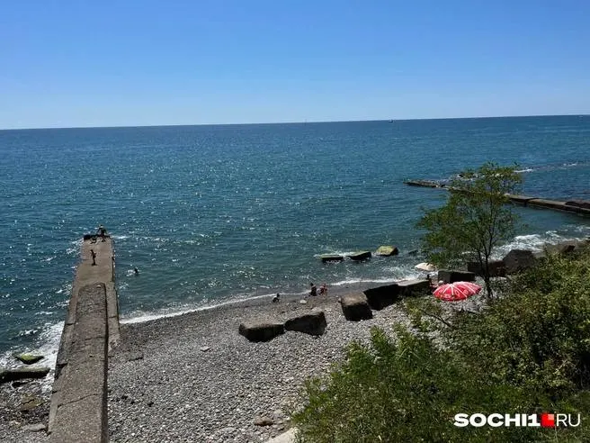 Роспотребнадзор с начала года исследовал почти 2,5 тысячи проб морской воды в акватории Сочи и сообщает, что она соответствует гигиеническим требованиям.