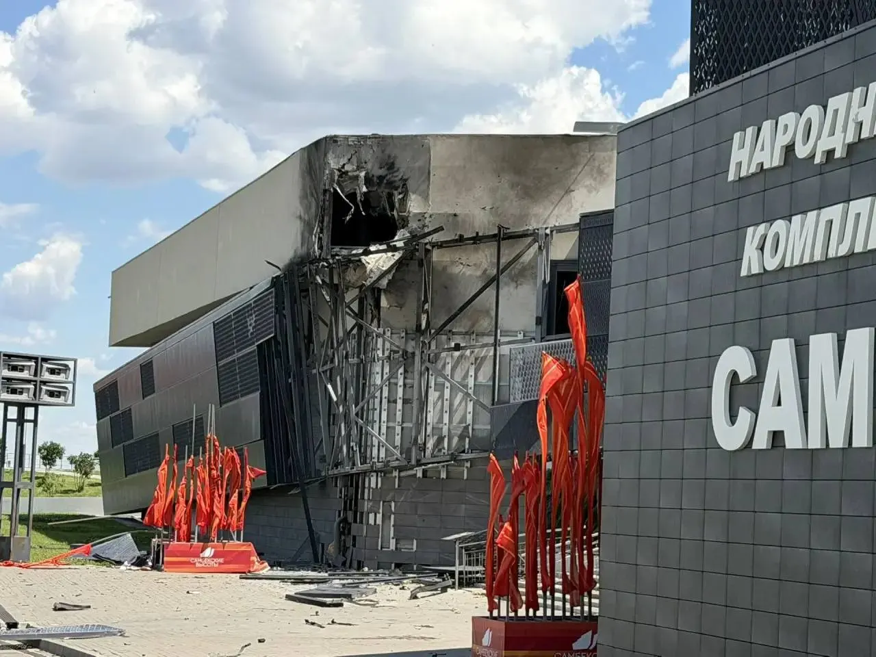 После атаки беспилотника на музейный комплекс «Самбекские высоты» в Неклиновском районе Ростовской области двое пострадавших остаются в медучреждениях; экспозиция не пострадала, комплекс временно закрыт.