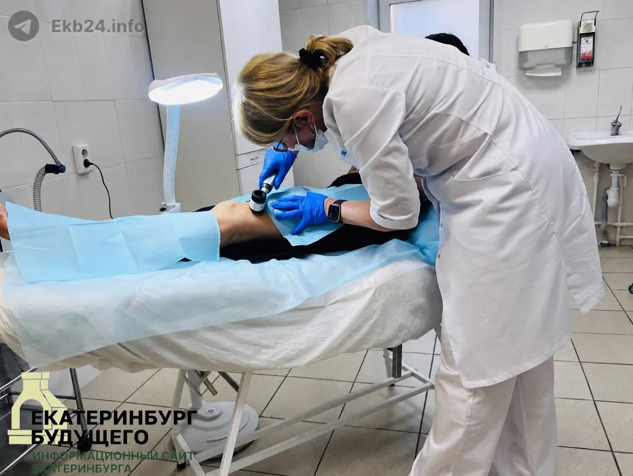 Екатеринбурженка обратилась к дерматологам с багровыми шелушащимися пятнами на бедре — причиной стал длительный контакт кожи с ноутбуком при удалённой работе.