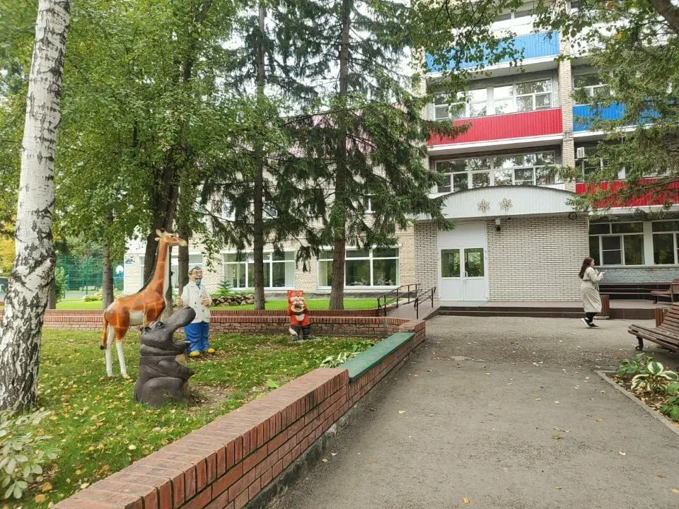 В краевом детском психоневрологическом санатории заболели 20 человек, в том числе 18 детей; 12 несовершеннолетних госпитализированы с лёгкой степенью тяжести, ещё восемь проходят амбулаторное лечение.