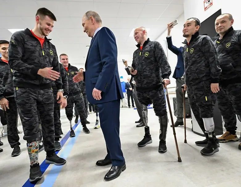 По итогам второго конкурса 2026 года около 1,5 тыс. проектов получили поддержку на сумму свыше 4 млрд рублей. Самый большой грант — 74,4 млн руб. — выделен фонду для закупки протезов, слуховых аппаратов и реабилитации 85 раненых российских военных; среди других получателей — проекты по восстановлению вокзала и паралимпийская инициатива.