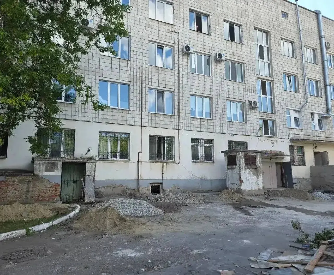 В Омске приступили к капитальному ремонту больницы №17 на Космическом проспекте, работы оценили в 75 млн рублей. Планируется замена кровли, укрепление фундамента, установка новых окон и перепланировка помещений.