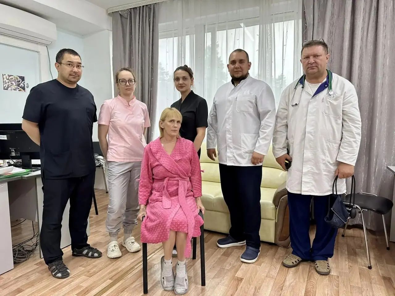 Кардиореанимация несколько суток боролась за жизнь 51‑летней пациентки: восстановили ритм сердца электрической стимуляцией, подключили ИВЛ, установили стент, применили механическую поддержку и аппарат, заменяющий работу сердца и лёгких. Пациентка выписана домой.
