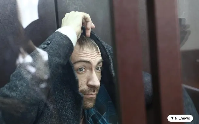 По версии следствия, 10 марта Егор трижды ударил молотком своего 32‑летнего брата, спрятал тело и попытался покончить с собой. Экспертиза признала его хронически психически больным, суд постановил лечение в психиатрической клинике.