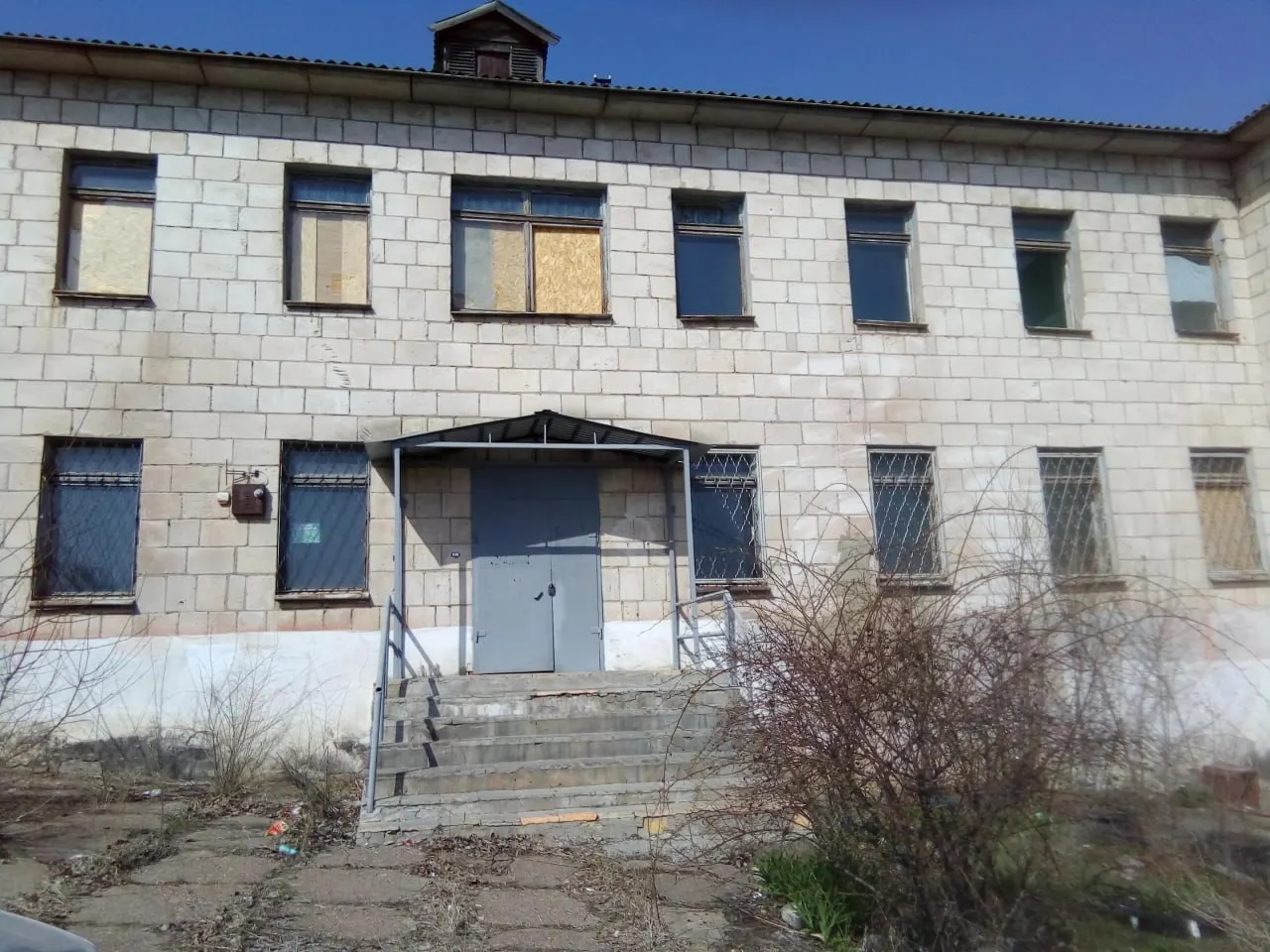 Брошенную поликлинику на улице Циолковского сначала оценили в 5,4 млн рублей, теперь цену снизили до 5,3 млн. Ранее жители просили сохранить и отремонтировать медучреждение — оно важно для пожилых.