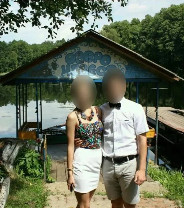 В результате удара беспилотного аппарата в жилой дом серьёзно пострадали молодые супруги — им проводятся ампутации и оказана неотложная медицинская помощь; их шестилетний сын почти не пострадал.