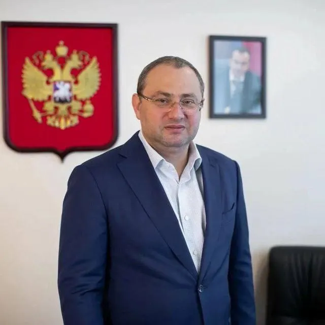 Экс-чиновник обвинялся в незаконном получении зарплаты в вузе, где фактически не работал; ущерб оценён в 7,6 млн руб., он полностью возместил сумму, дело рассматривается в Краснодаре.