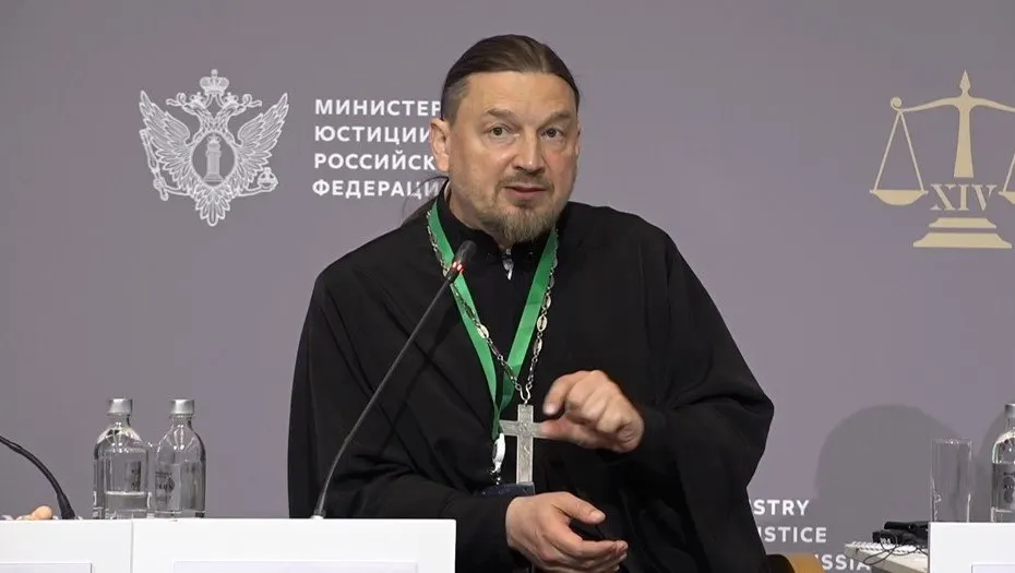Представители Всемирного русского народного собора предлагают ввести в медицинских и других вузах курс о христианских духовно‑нравственных ценностях. По их мнению, религиозный фундамент поможет будущим врачам иначе воспринимать научные нормы и сформировать отношение к абортам.