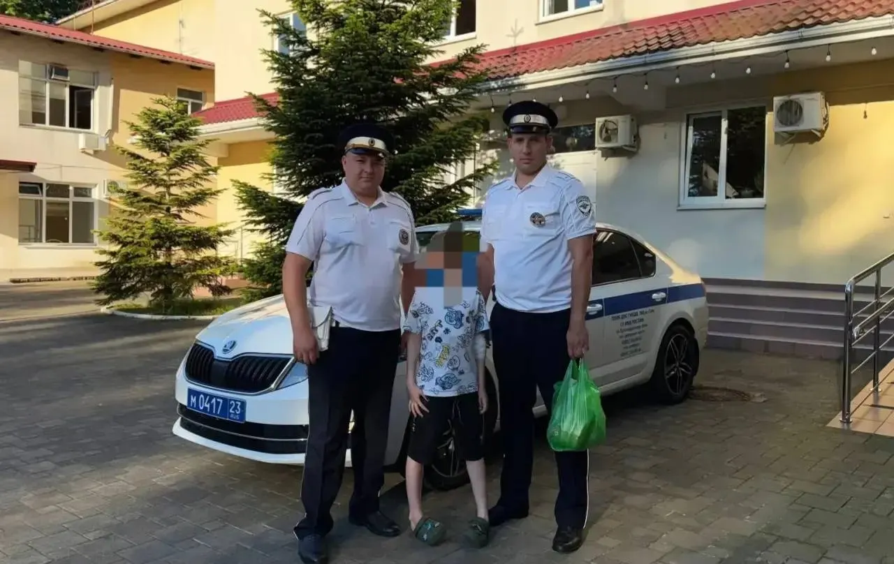 Инспекторы ДПС пересадили мать и ребёнка в служебный автомобиль с проблесковыми маячками и оперативно доставили в детское инфекционное отделение; врачи оказали помощь вовремя, жизни ребёнка ничего не угрожает.