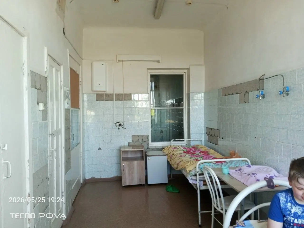 Бывшие пациенты сообщают о плохом состоянии отделения городской больницы №1: отслоившаяся плитка упала на ребёнка, при этом медики, по словам матери, выписали ребёнка несмотря на подозрение на гастроэнтерит. Минздрав Алтайского края сообщил о проверке.