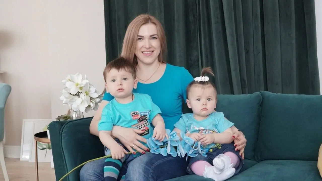 Женщина из Екатеринбурга прошла через три неудачных ЭКО и усыновление, а затем благодаря программам ОМС и криопереносу родила троих детей. В регионе расширяют квоты на вспомогательные репродуктивные технологии.