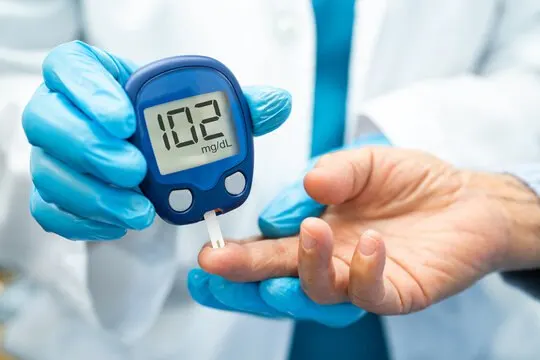 В регионе официально зарегистрировано около 136 тысяч человек с сахарным диабетом — почти 5% населения, при этом болезнь стремительно молодеет: порядка 1,9 тысячи пациентов моложе 30 лет. Врачи призывают регулярно проверять уровень сахара и соблюдать рекомендации по питанию.