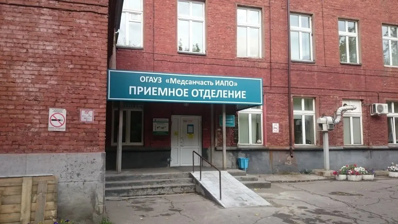 28-летнюю женщину и её ребёнка доставили в родильное отделение Иркутска; по документам мать умерла от попадания околоплодных вод в кровоток. Родственники подозревают врачей, Следственный комитет и минздрав проводят проверку.