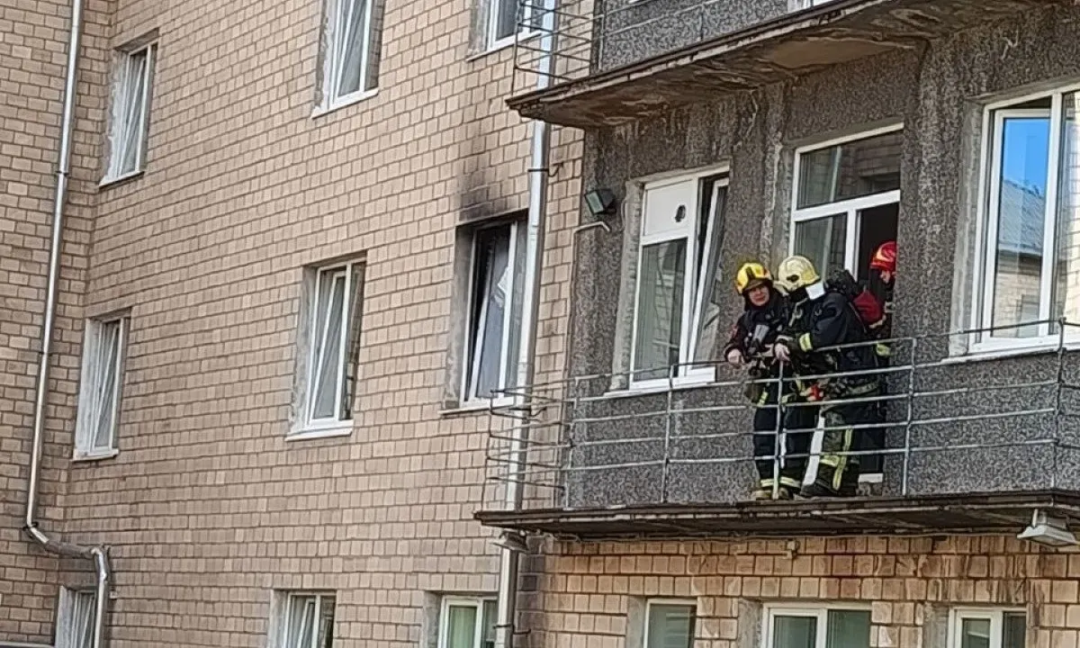 Утром 25 июня в хозяйственном помещении республиканской больницы скорой и экстренной медицинской помощи в Петрозаводске произошло задымление и возгорание. Персонал и пациенты были эвакуированы, возгорание в основном локализовали, пострадавших нет.