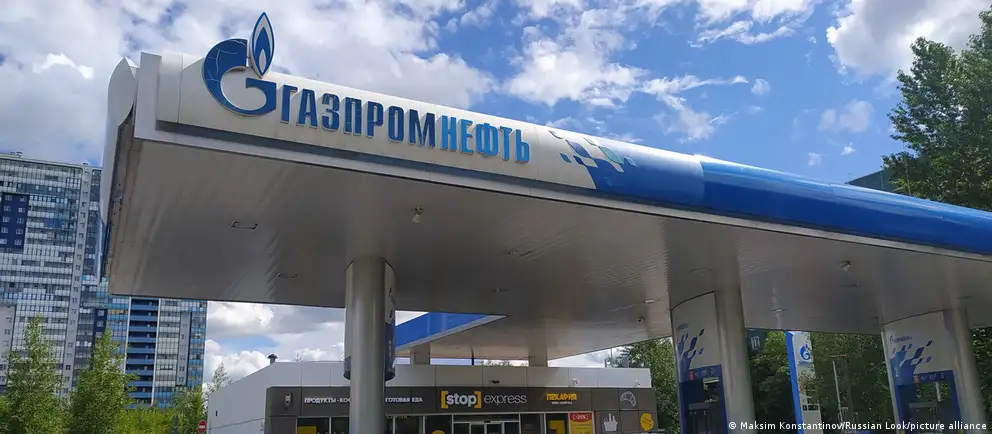 Правительство разрешило отдельным нефтеперерабатывающим заводам продавать внутри страны топливо с повышенным содержанием серы (стандарт «Евро‑3»), хотя на практике оно будет реализовываться как «Евро‑5». Повышенная сера может ускорять износ автомобилей и вредить здоровью.