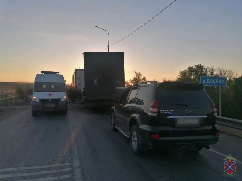 Водитель грузовика госпитализирован в реанимацию больницы №25; врачи оценивают его состояние как тяжёлое.