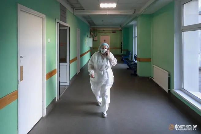 Сотрудницы дома‑интерната в Надеждинском районе Приморья обвинили новое руководство в увеличении обязанностей, снижении зарплат и создании тяжёлых условий, которые угрожают их здоровью и качеству ухода за маломобильными пациентами.
