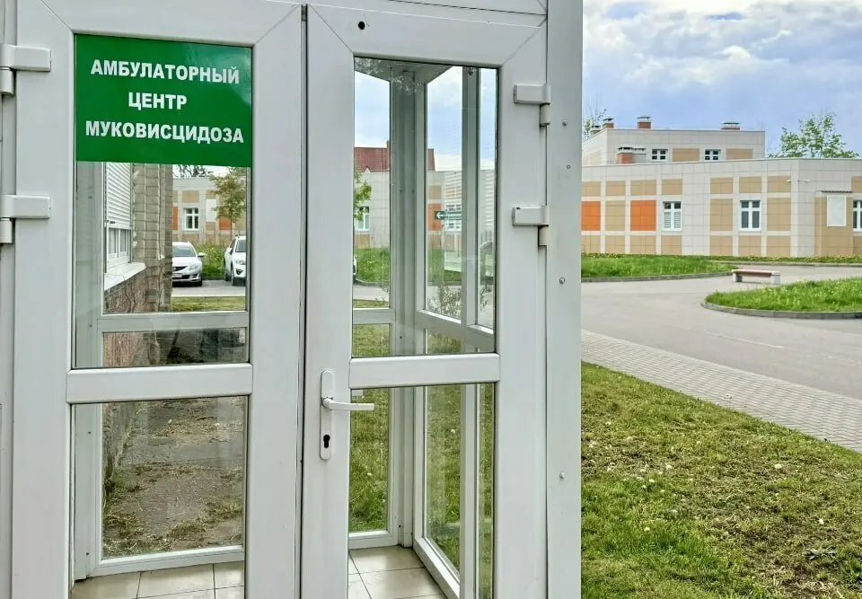 В консультативной поликлинике Детской областной больницы начали принимать детей с муковисцидозом; в центре работают пульмонолог и гастроэнтеролог, запись — через поликлинику по месту жительства.