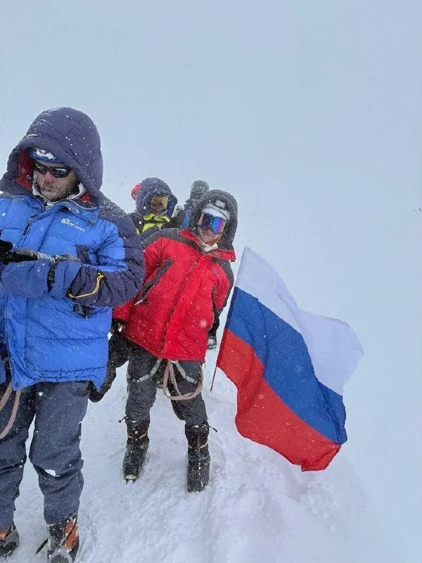 Анестезиолог детской областной больницы поднялся на вершину Эльбруса после года подготовки. Падение сатурации до 75–85% дало ему опыт, близкий к состоянию пациентов с дыхательной недостаточностью.