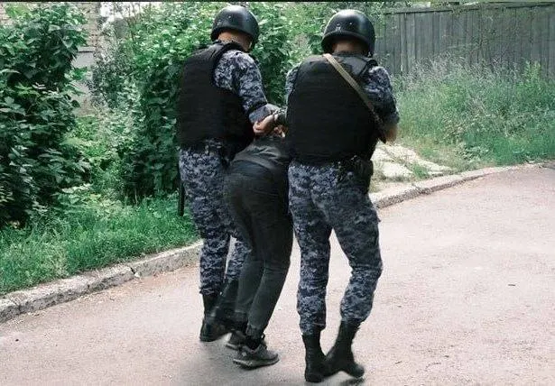 В Алтайском крае в приёмное отделение ЦРБ пришёл пьяный и агрессивный мужчина; при попытке сделать ему замечание он напал на медицинского работника. Нарушителя задержала группа Росгвардии, его доставили в полицию.