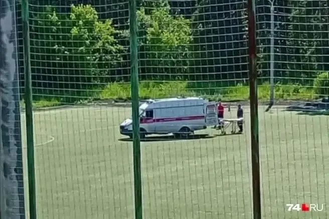Во время детского матча на стадионе «Калибр» 14-летнему игроку стало плохо — очевидцы говорят о жаре, в спортивной школе сообщили о переломе руки.