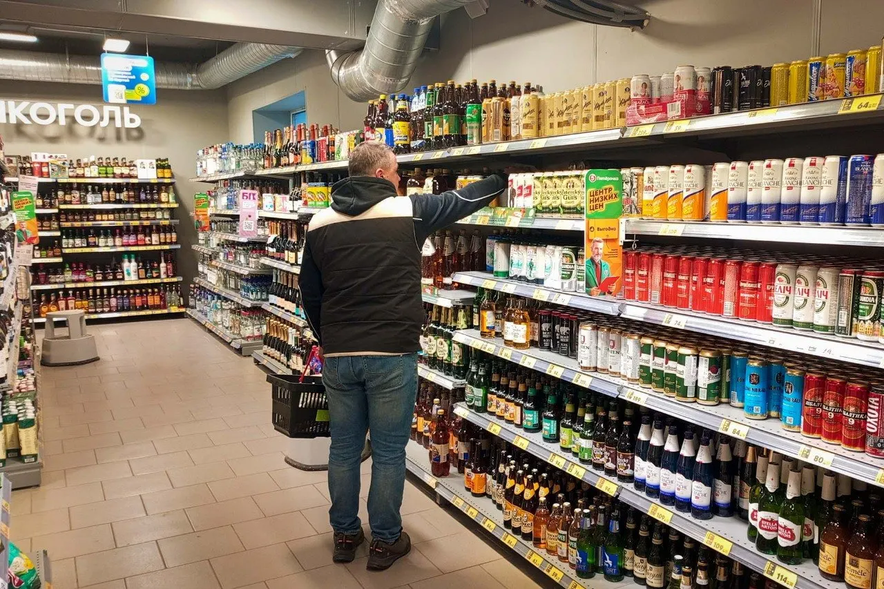 В регионе ужесточили требования к торговым точкам: продажа алкоголя в многоквартирных домах разрешена только в магазинах от 70 кв. м, запрещена в подвальных и бывших жилых помещениях; число продавцов сократилось, потребление и заболеваемость, связанная с алкоголем, снизились.