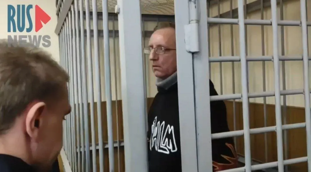 Группа поддержки сообщает о повторных обмороках у Дмитрия Богмута, повышенном уровне сахара и задержке с венозными анализами. Ему временно разрешили не участвовать в утренних построениях; здоровье остаётся под наблюдением.