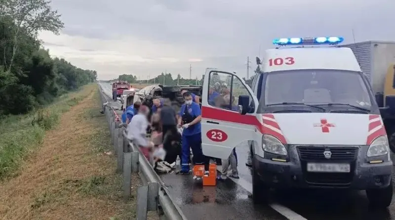 Утром 30 июня на федеральной трассе недалеко от Бийска перевернулся микроавтобус с восемью пассажирами. Пять человек получили травмы, среди пострадавших двое детей (8 и 12 лет); всех доставили в больницу в состоянии средней тяжести.