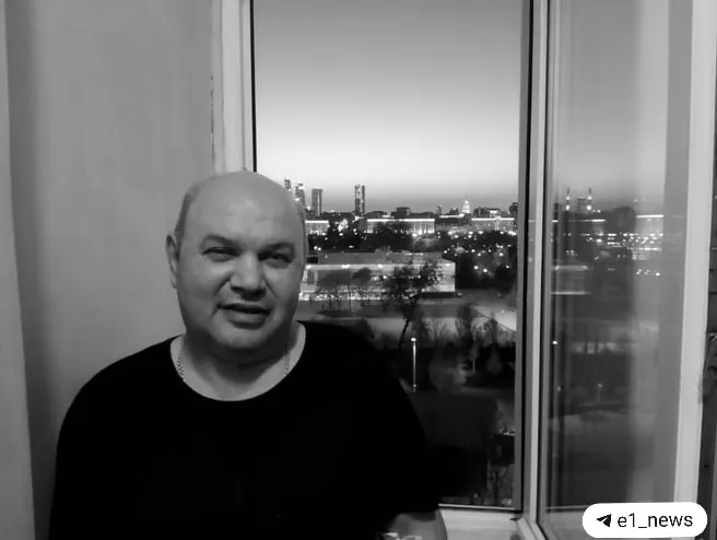 По экспертизе у пациента был снижен иммунитет из‑за рака и химиотерапии: флегмона не заживала и вызвала сепсис. Дочь погибшего указывает на несоответствия в документах и оспаривает выводы.