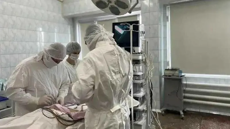 62-летнему пациенту с крупной послеоперационной грыжей удалили повреждённый участок тонкой кишки и восстановили брюшную стенку с помощью покрытой сетки; состояние выписанного — удовлетворительное.