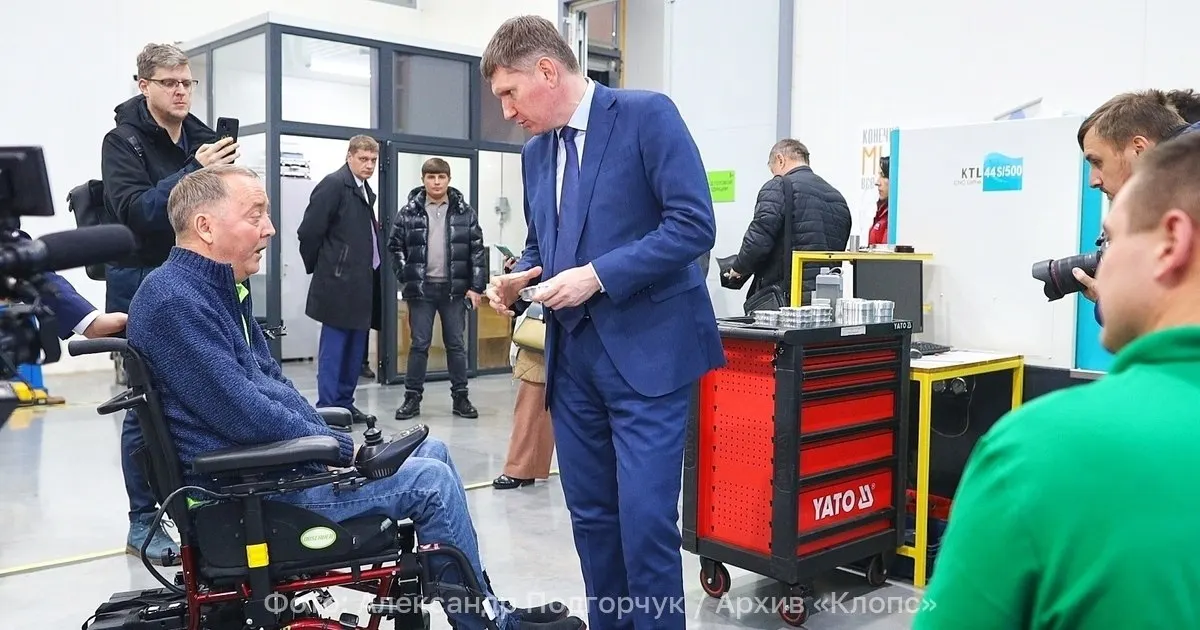 Депутаты большинством голосов удостоили Романа Аранина звания за вклад в развитие реабилитации и создание инклюзивной среды; он возглавляет компанию по производству реабилитационной техники.