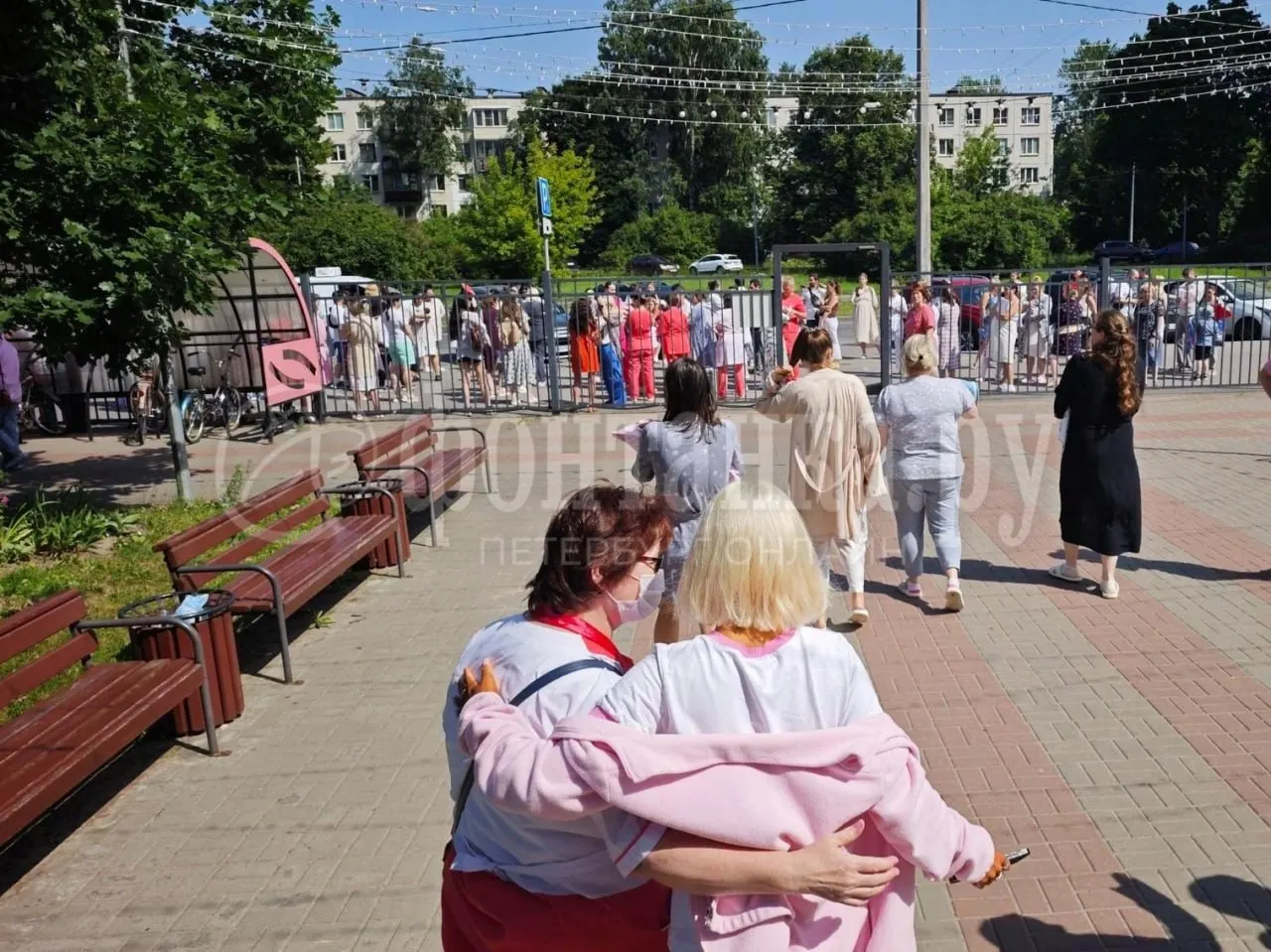 Перинатальный центр эвакуирован вместе с беременными, мамами и новорождёнными; персонал покинул здание после объявлений по внутренней связи. Причины пока неизвестны.