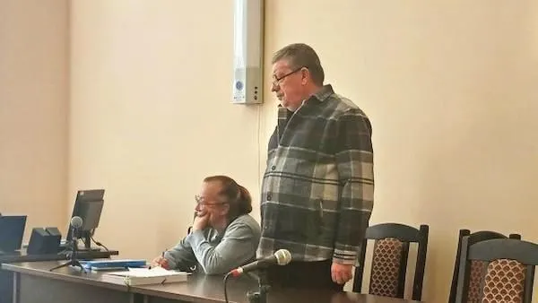 В Архангельске выявили новую схему махинаций с питанием пациентов: подконтрольные фирмы исключали из меню дорогостоящие белковые смеси, в результате коммерсант присвоил более 28 млн рублей. Один из обвиняемых содержится в СИЗО, второй получил условный срок после признания вины и возврата денег.