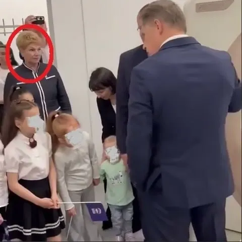 Светлана Грачева посетила открытие новой поликлиники, хотя не связана с медициной; за шесть лет её годовой доход увеличился на 69% и достиг 6,9 млн рублей.