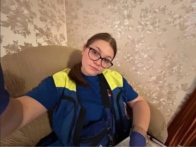 Экипаж скорой помощи, везший пациентку в городскую больницу, стал свидетелем ДТП: автомобиль загорелся, медики эвакуировали пострадавших и вызвали подкрепление; водитель и пациентка госпитализированы.