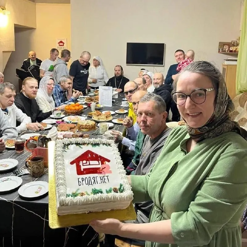 Приют «Бродяг.нет» приостановил работу после проверки: он располагался в жилом доме и не соответствует санитарным нормам. Основатели готовы восстановить закрытую как аварийную бывшую детскую поликлинику на ул. Трашутина, 18, но вопрос передачи здания затягивается из‑за спора между ведомствами.