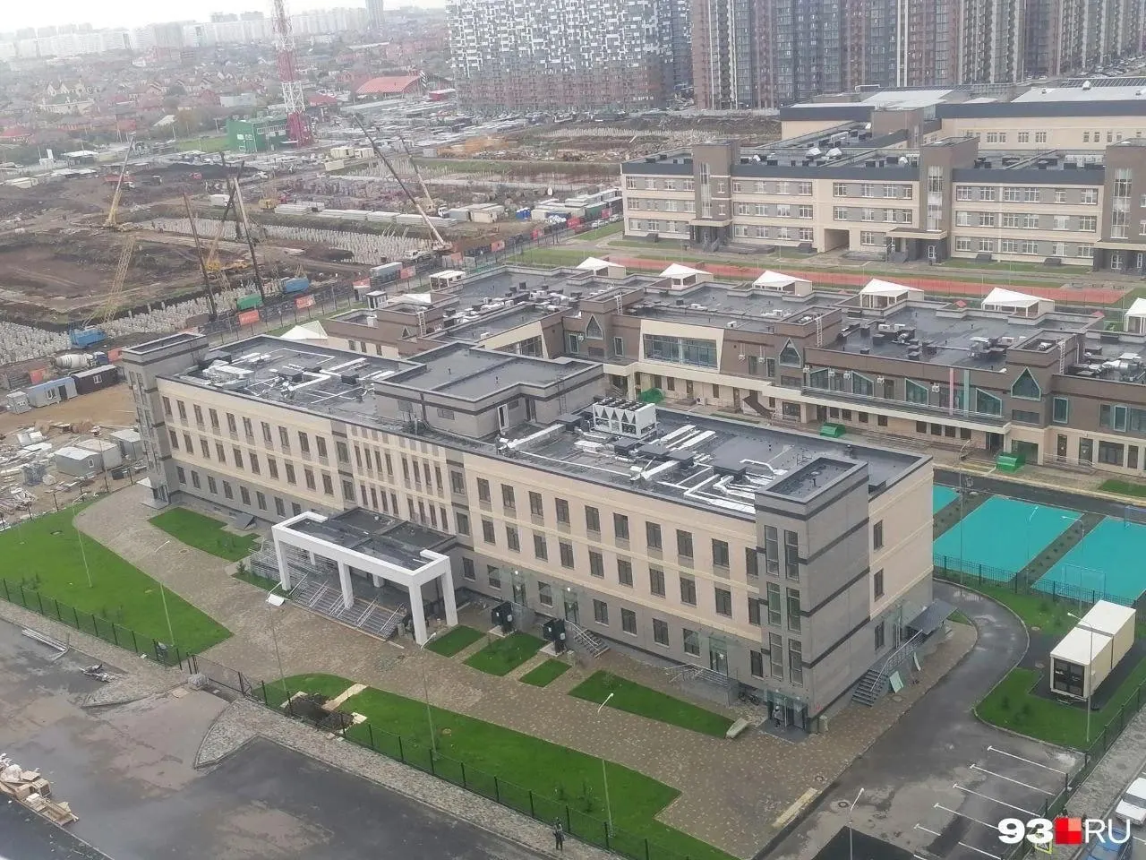 Здание филиала готово: поликлинику построили около шести месяцев назад. Первоначально обещанное открытие в 2025 году перенесли на осень 2026-го, уточняют в региональном Минздраве.