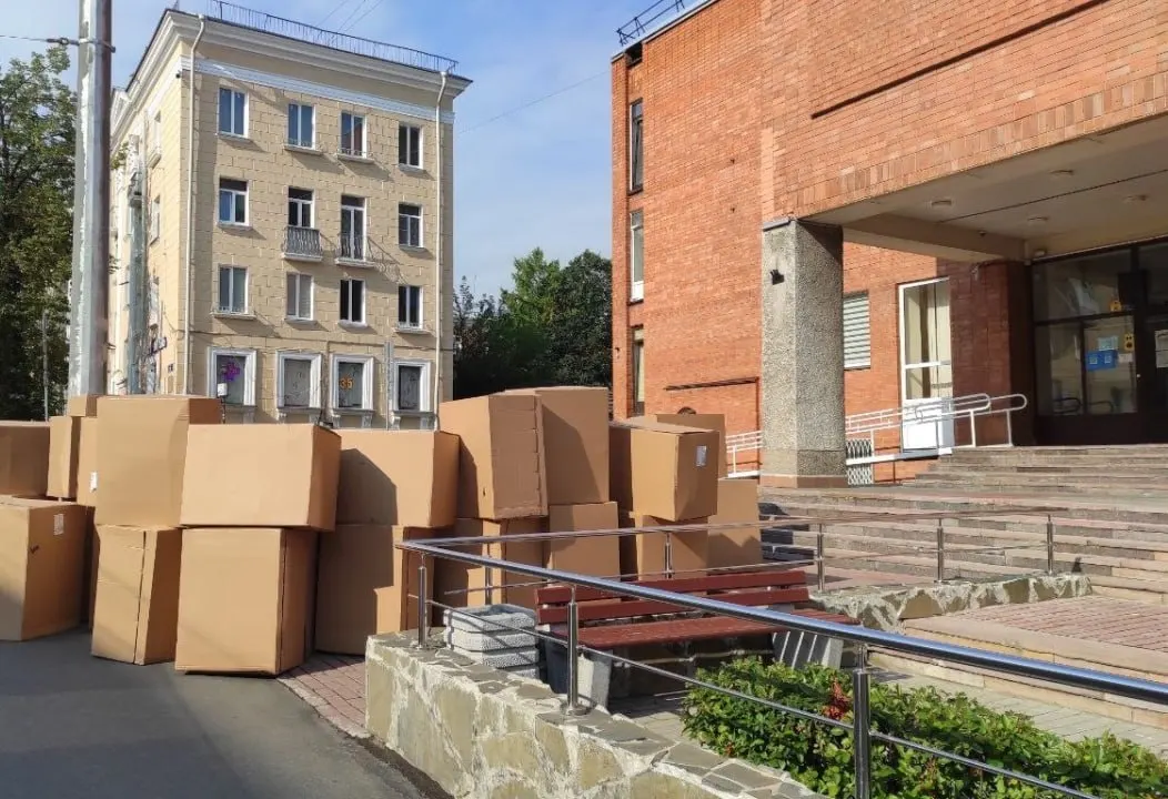 Прокуратура подтвердила обнаружение на складах просроченных препаратов, часть сроков годности истекла ещё до 2022 года; материалы проверки переданы в Следственный комитет.