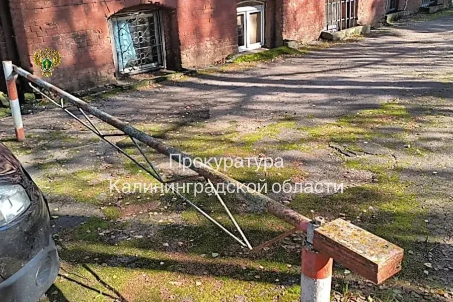 Суд присудил 100 тыс. рублей моральной компенсации восьмилетней девочке, получившей сочетанную травму после падения незакреплённого шлагбаума на территории больницы. Исполнение решения контролирует прокуратура.