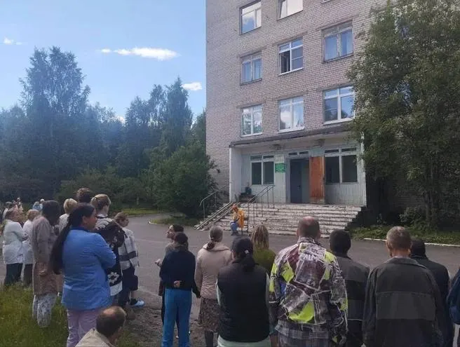 Клоун Серго из Пушкина и коллективы из Нижнего Новгорода и Севастополя показали представления для юных пациентов Архангельской психиатрической больницы и остались общаться и танцевать с ними после выступлений.