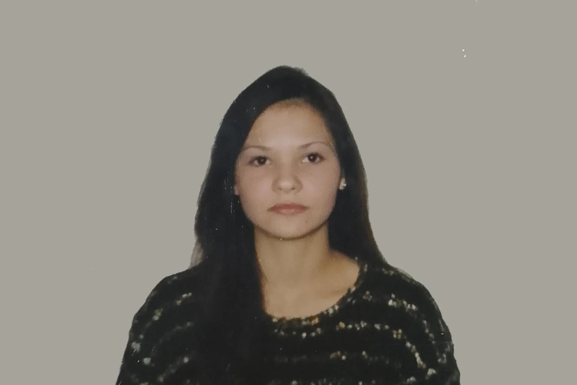 Мать задержанной заявляет, что в СИЗО у неё изъяли обезболивающие и не вернули; у женщины — ряд серьёзных заболеваний и выраженное истощение. Родственники просят международных медиков обеспечить доступ к лечению и содействовать передаче.