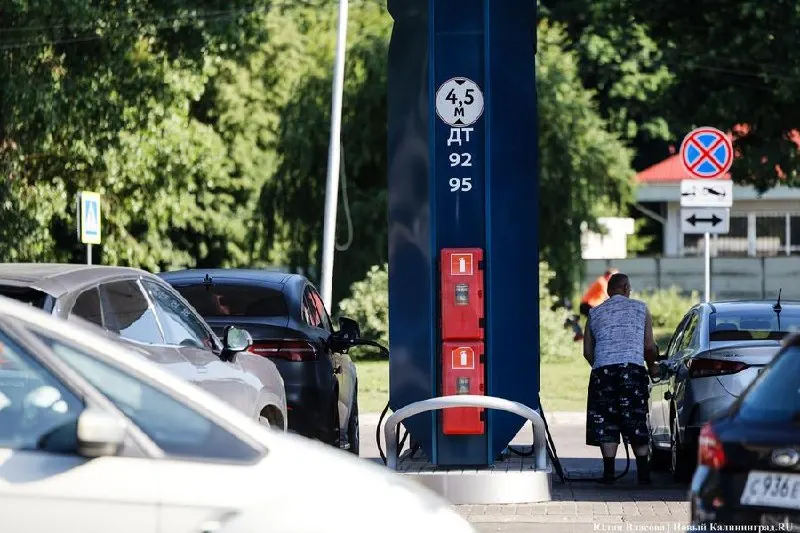 Краткий обзор местных событий: предложение заплатить за отстоек очереди на заправку, жалобы жителей на запах, переносы транспорта для праздничных мероприятий, судьба полигона ТКО и ряд происшествий.