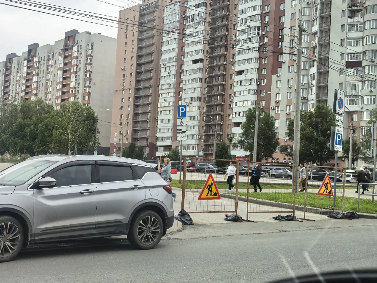 Парковка у онкоцентра в Самаре оказалась закрыта как минимум с 23 июня. Жители жалуются на хаотичную стоянку в три ряда и отсутствие мест для машин сопровождения пациентов.