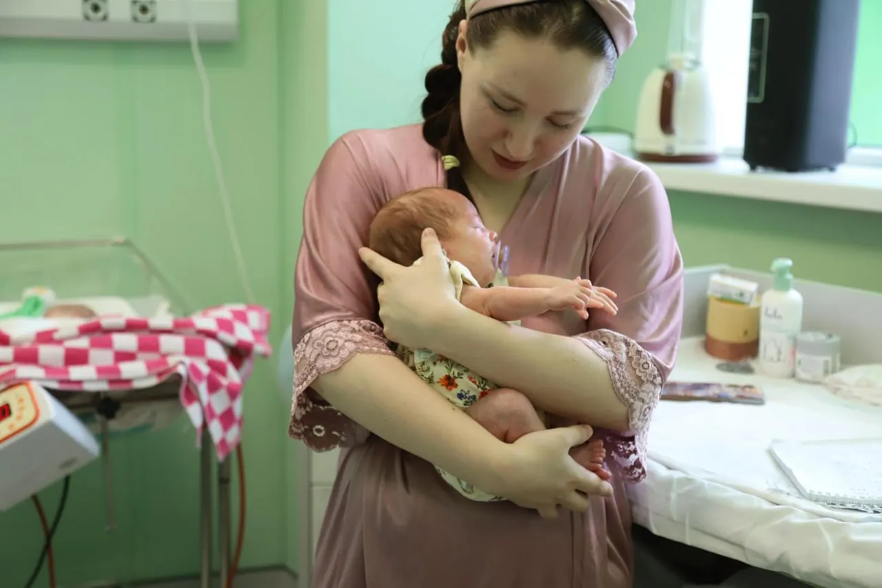 У молодой женщины родилась тройня редкого типа — каждый из трёх эмбрионов развивался отдельно и имел собственную плаценту. Малышей назвали Слава, Лилия и Амелия; их планируют выписать после того, как каждый наберёт более двух килограммов.