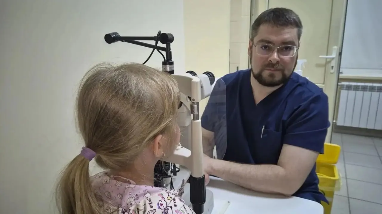 После двух дней на даче у ребёнка между ресниц образовалось болезненное уплотнение с кровоточивостью — при осмотре в офтальмологической клинике обнаружили клеща. Врачи предупреждают не удалять паразита самостоятельно.