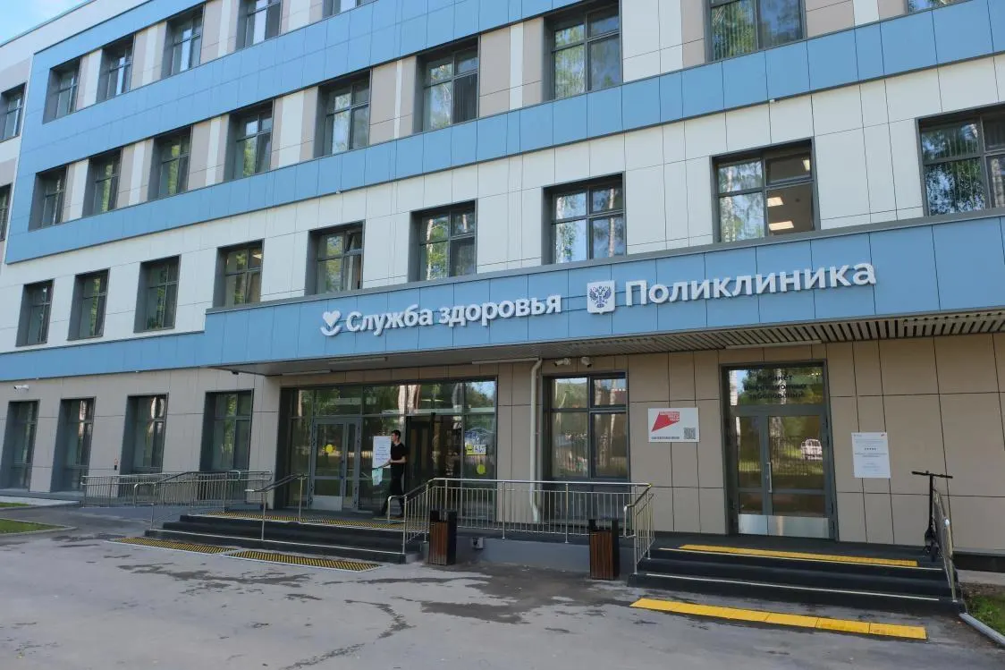 В микрорайоне Гайва начала работу поликлиника на улице Писарева, 56. Губернатор осмотрел объект и обсудил вопросы увеличения кадров; в регионе в 2023 году возведено уже 13 поликлиник.