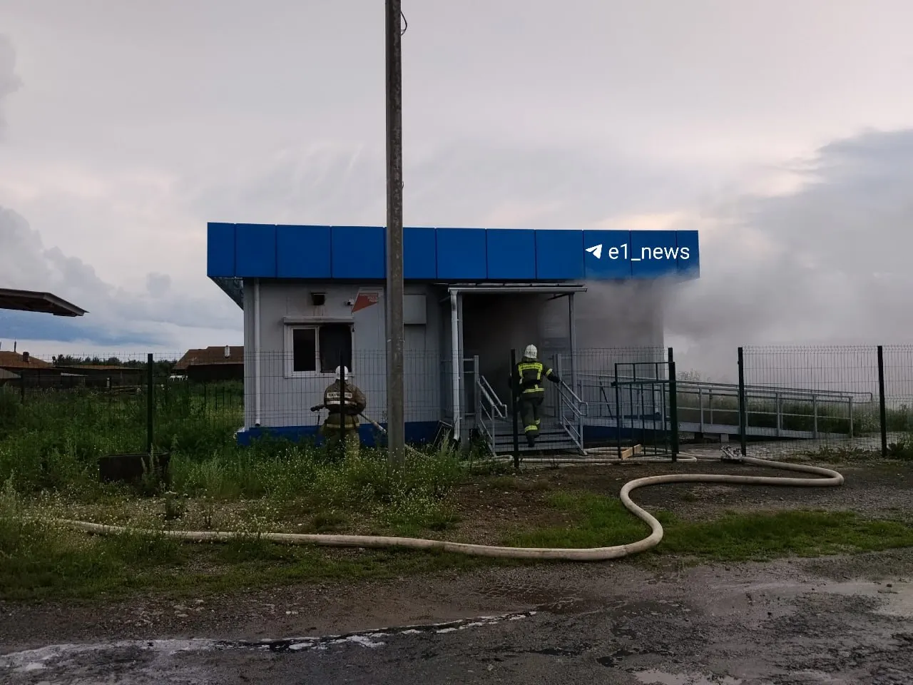 В селе Липино около Артемовского во время грозы загорелся фельдшерско-акушерский пункт. Площадь пожара — около 80 кв. м, его потушили за 21 минуту. О пострадавших информации нет.