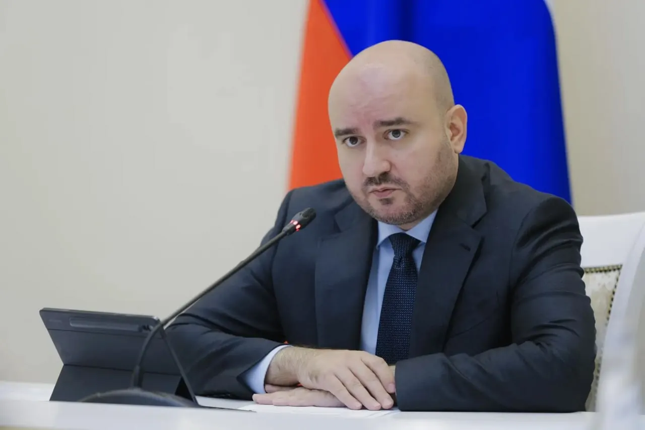 Губернатор поручил организовать стационарные точки, где жители смогут укрыться от зноя и бесплатно получить воду. Поручение взял под контроль региональный Минздрав.