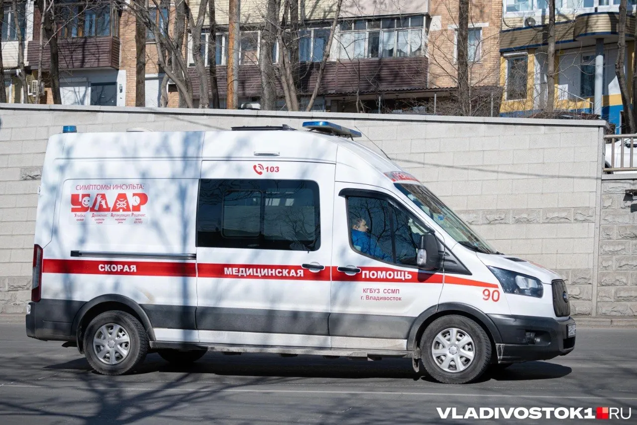 Во время отдыха под Находкой двое молодых людей, находившихся в состоянии алкогольного опьянения, ныряли головой вниз, ударились о дно и получили переломы шейных позвонков. Их доставили в Находкинскую городскую больницу.