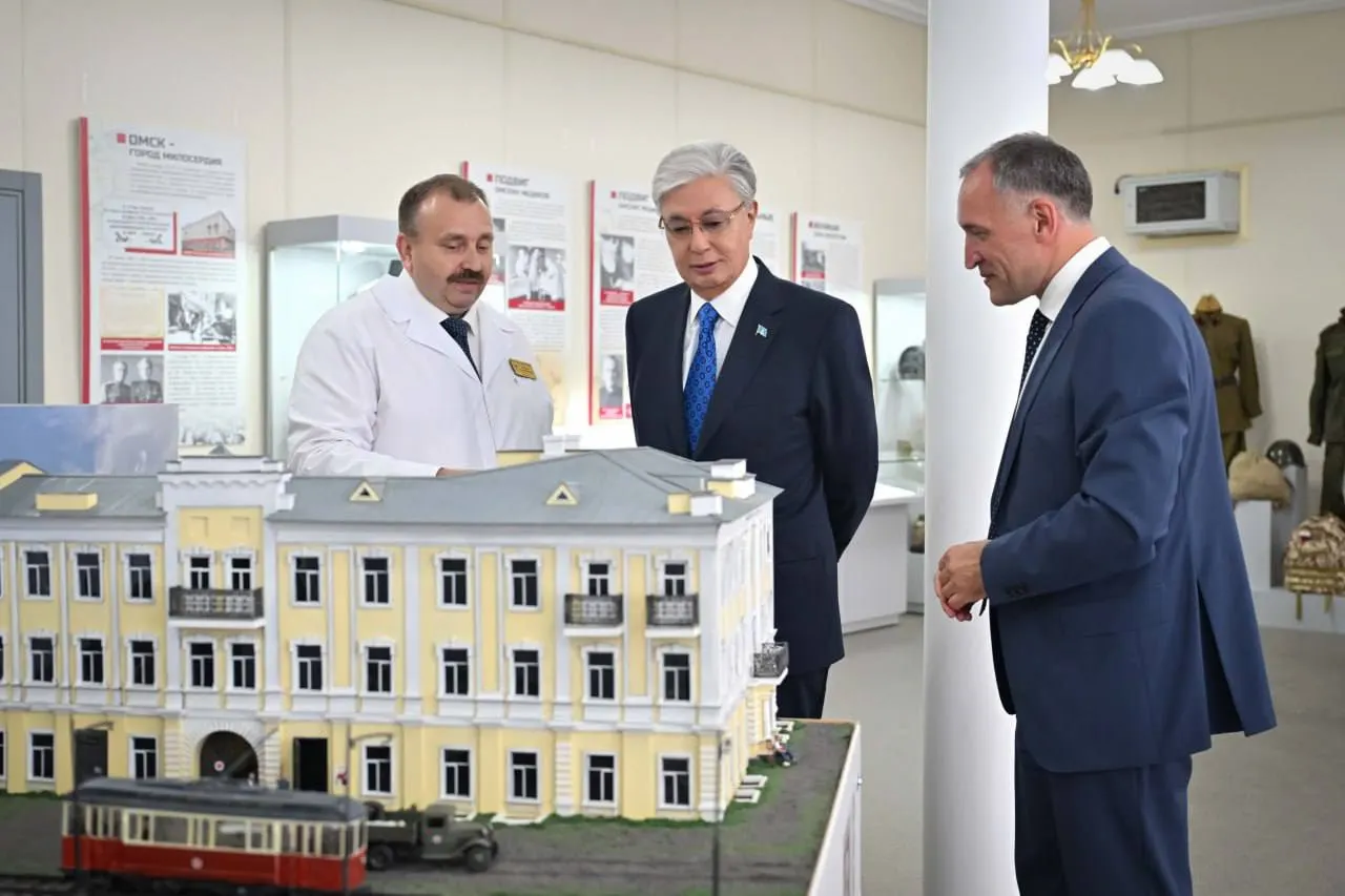 Касым-Жомарт Токаев почтил память погибших во Второй мировой войне у мемориальной доски своего отца в Омске и посетил Омский госпиталь для ветеранов войн, где лечились тысячи военнослужащих.